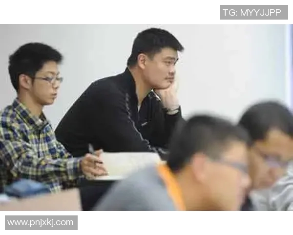 姚明在课堂上认真学习的故事与对篮球事业的启示