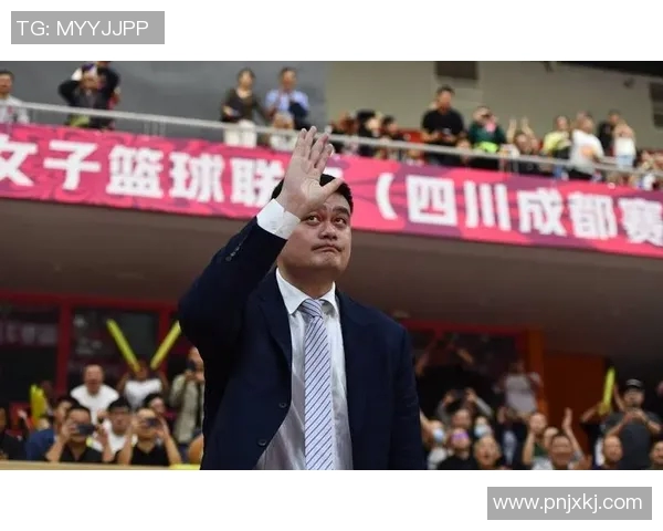 姚明对媒体质疑摇头回应展现职业素养与坚定信念