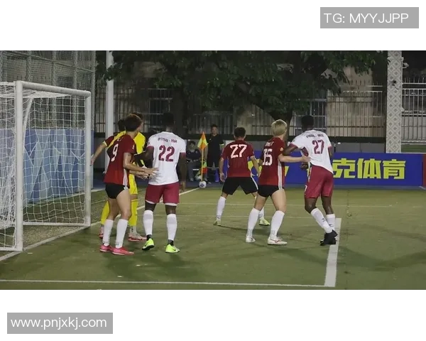 足球明星精彩瞬间射门瞬间定格展现力量与技巧的完美结合